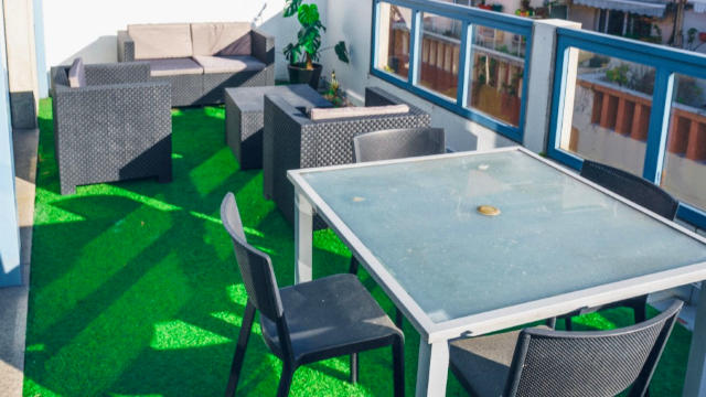 Habiko Coworking tiene una enorme terraza soleada desde la que podrás descansar o trabajar al aire libre en cualquier momento