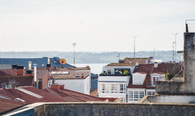 Desde la terraza chillout de Hábiko Coworking puedes ver toda la ciudad y tienes vistas al mar